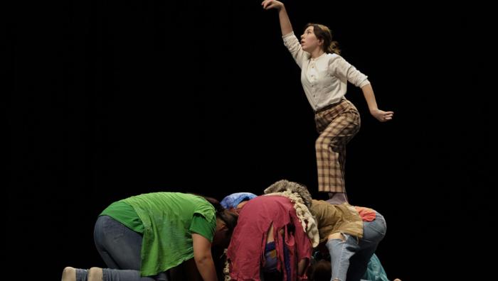 Une soirée composée de deux spectacles créés de manière participative avec des adolescents du territoire limousin.  Des Métamorphoses émerge une aventure chorégraphique dont la Terre est le fil conducteur. À travers les éléments air, terre, eau, et feu, les danseurs se métamorphosent, incarnant la fragilité de notre écosystème et la nécessité de préserver notre planète. Chacun devient le messager d’une histoire écologique, dévoilant les complexités auxquels les adolescents font face en tant que citoyens du 